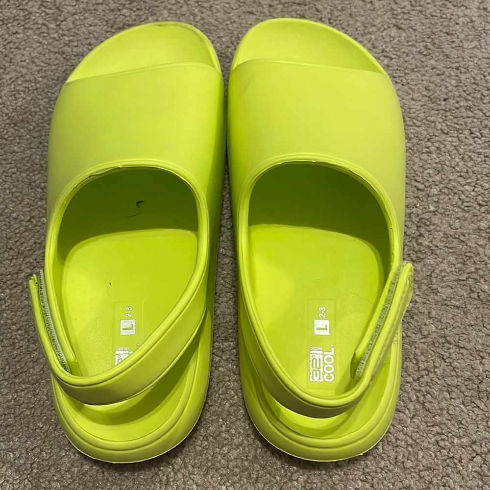 32 degree big kid sandals lime green